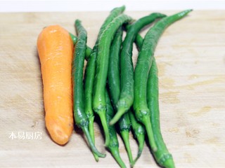 6、辣炒鸡心,胡萝卜去皮，洗净；杭椒去蒂洗净。