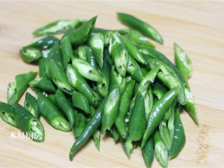 7、辣炒鸡心,将杭椒切成滚刀块，备用。