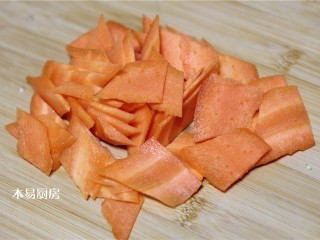 8、辣炒鸡心,将胡萝卜切成菱形片，备用。