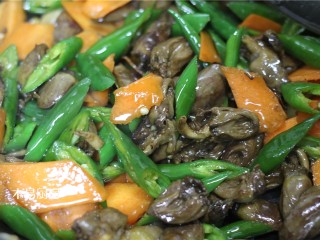 14、辣炒鸡心,撒入适量食盐和鸡粉，快速翻炒均匀。