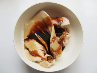 2、凉拌猪耳朵,先加入点料酒揉搓去去异味,然后冲洗干净,再倒入老抽2汤匙按摩腌制15分钟