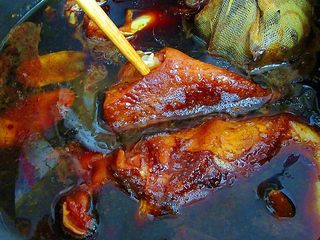 7、凉拌猪耳朵,煮好用筷子插入,可插进去即可