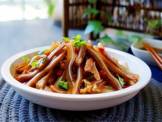 11、凉拌猪耳朵,下酒菜制作出来了,美味开吃吧!