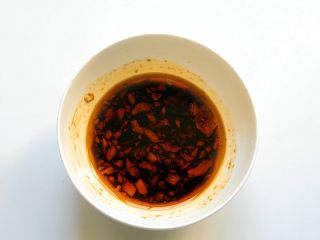 9、凉拌猪耳朵,调制卤料汁:生抽2汤匙、蒜泥6克、香醋1汤匙、麻油1勺、盐少许调匀