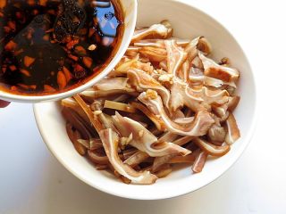 10、凉拌猪耳朵,浇上卤料汁调拌,也可以再加点香菜碎调拌