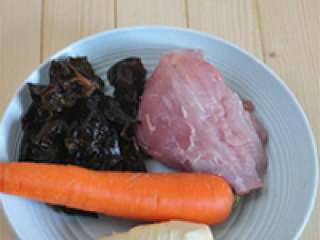 1、鱼香肉丝,准备好的材料，木耳用温水泡发后洗干净。