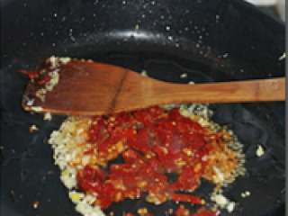 8、鱼香肉丝,用锅里剩于的油放进姜蒜炒出香味，放入剁椒一起炒。