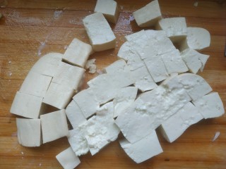 5、香菇肉末豆腐,豆腐切小块