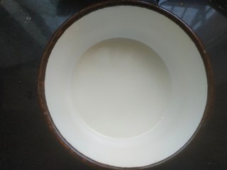 6、香菇肉末豆腐,适量淀粉加适量清水调成淀粉汁