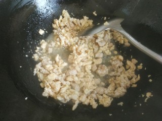 7、香菇肉末豆腐,锅中放入适量植物油，放入肉馅，翻炒变白