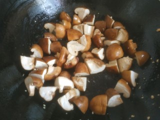 9、香菇肉末豆腐,锅中留适量底油，加入香菇翻炒