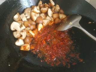 11、香菇肉末豆腐,把豆瓣酱翻炒出红油