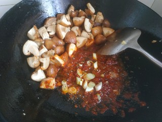 12、香菇肉末豆腐,加入葱花