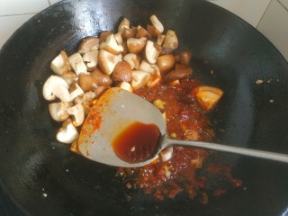 13、香菇肉末豆腐,加入一勺生抽