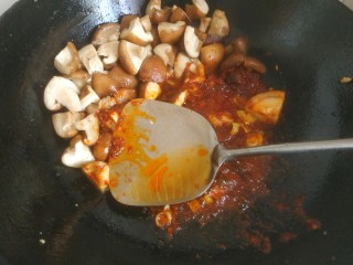 14、香菇肉末豆腐,加入一勺料酒