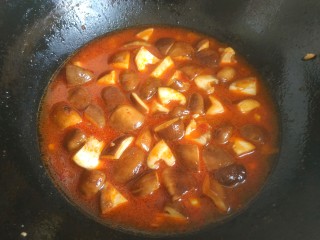 16、香菇肉末豆腐,翻炒均匀后加入一小碗清水