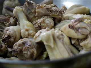 5、茶树菇干锅鸡,加少许糖，放入鸡块煸炒