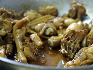 8、茶树菇干锅鸡,炒到锅底没有什么酱汁时盛出