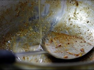 9、茶树菇干锅鸡,锅不用洗，加入油继续大火烧