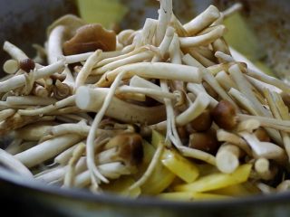 11、茶树菇干锅鸡,放入茶树菇