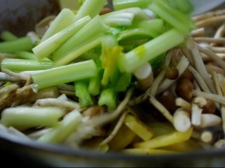 12、茶树菇干锅鸡,放入芹菜