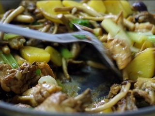 17、茶树菇干锅鸡,锅底烧干即可出锅