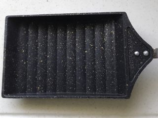 2、黄金米饭饼,准备一个做厚蛋烧的锅，当然如果没有，也可以选择其他不粘锅