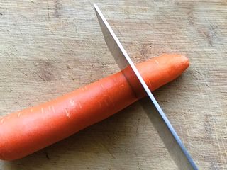 3、黄金米饭饼,取一截胡萝卜去皮切丁