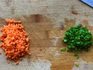 4、黄金米饭饼,如图，把小葱也切好