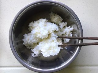 5、黄金米饭饼,米饭放入盆内