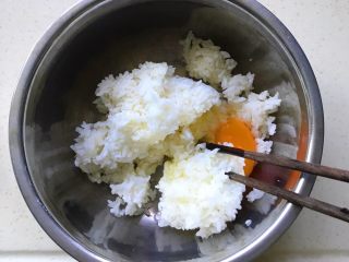 6、黄金米饭饼,打一个鸡蛋拌匀，一边拌一边压，尽量把米饭团打散