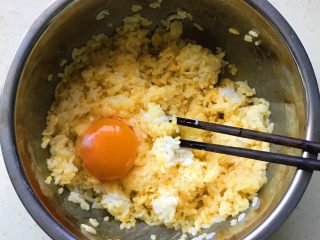 7、黄金米饭饼,再打一个鸡蛋