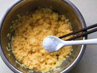 8、黄金米饭饼,直到蛋液均匀包裹住每粒米饭，放盐