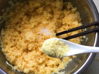 9、黄金米饭饼,放鸡精拌匀