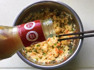 11、黄金米饭饼,放适量鲍鱼汁或蚝油，没有也可以选择不放