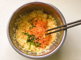 10、黄金米饭饼,放葱花胡萝卜丁拌匀