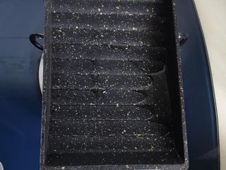 13、黄金米饭饼,大火把锅子烧热，倒入少许油，然后将火转至小火