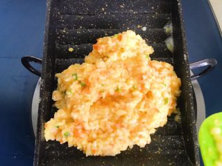 14、黄金米饭饼,放入一半拌好的米饭糊