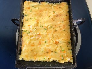 16、黄金米饭饼,中途可以加点油，煎一会儿就可以晃动锅子了，使饭饼和锅脱离，轻轻翻面继续煎，翻面时如果不小心散了也没关系，赶紧压紧就可以了……煎至两面金黄就可以出锅了