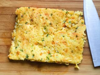 17、黄金米饭饼,切成自己喜欢的大小