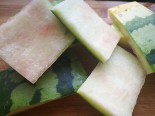 1、西瓜皮饺子,西瓜皮片区红色部分