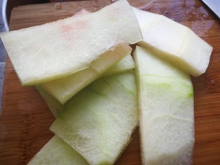 2、西瓜皮饺子,去掉外部硬皮，青色部分也要去掉，那部分口感老