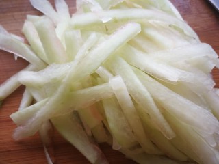 3、西瓜皮饺子,擦丝切碎即可。我这次没擦直接切了。