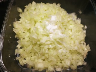 5、西瓜皮饺子,放入少量盐扮均