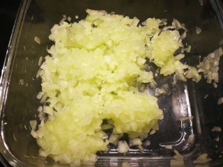 6、西瓜皮饺子,放置一会儿会渗出水份，然后挤去水份。