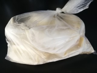 16、西瓜皮饺子,饺子冻硬后盘子下放湿毛巾，很快饺子和盘底会自然松开。(时间不要太长否则饺子底会过于潮湿，装袋后饺子间会严重粘连！)然后装食品袋冷冻。吃时取出，冷冻中产生的轻微粘连袋子拿出时不要打开袋子，也不要去掰，整袋敲打桌面会自然分开。