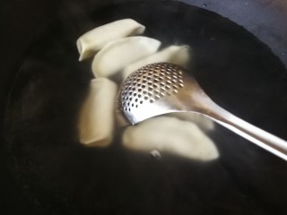 17、西瓜皮饺子,水煮开下饺子，马上用勺子背面沿着锅体推散开，防止粘锅以及饺子间粘连。