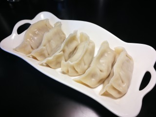 20、西瓜皮饺子,漏勺盛出饺子装盘。