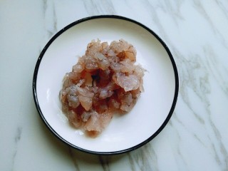 4、虾仁黄金炒饭,切碎的虾备用。