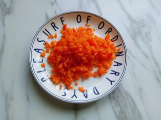 5、虾仁黄金炒饭,胡萝卜去皮，切碎。